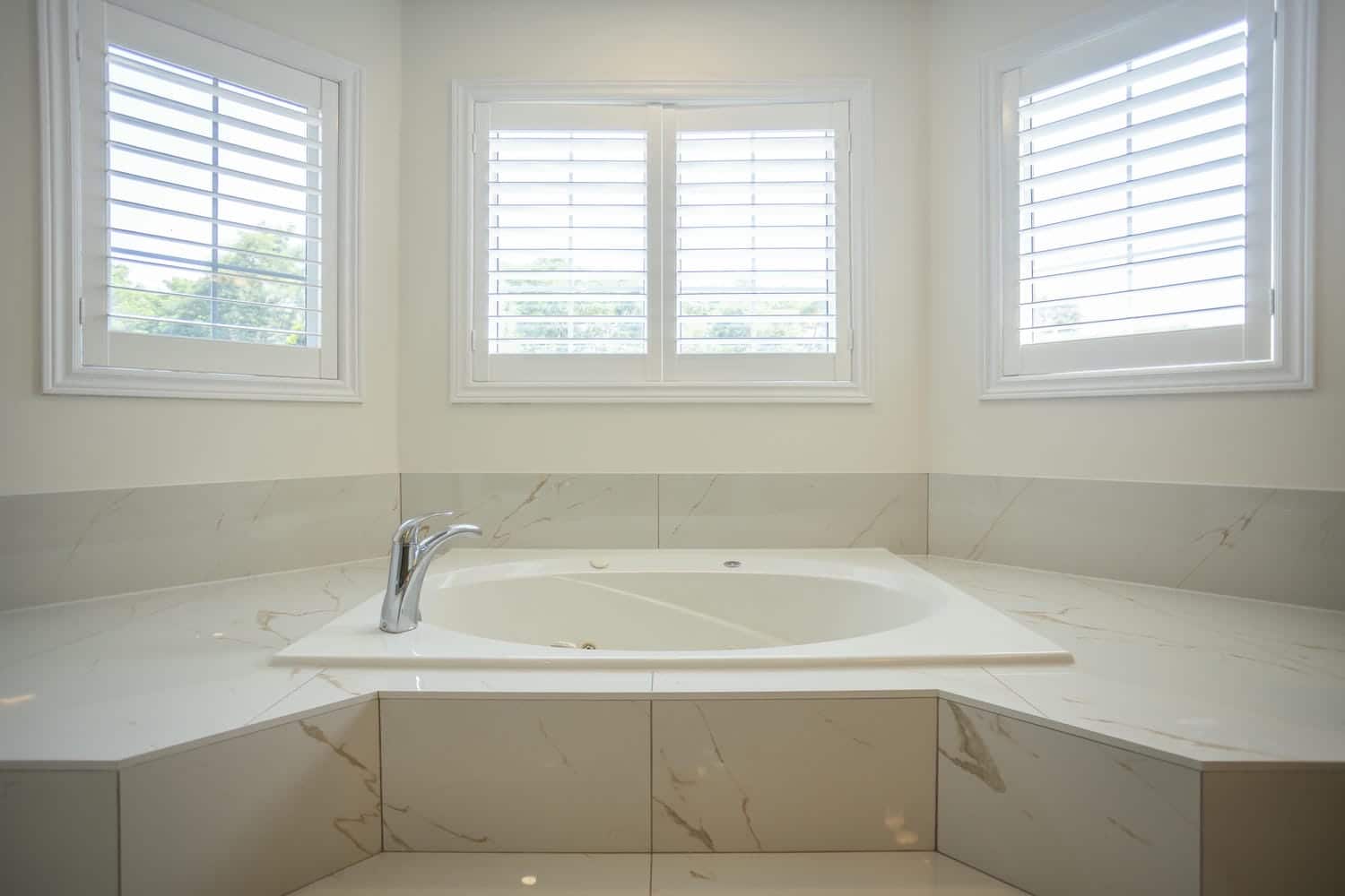 grout line showing how we centered the tiles to the bathtub.